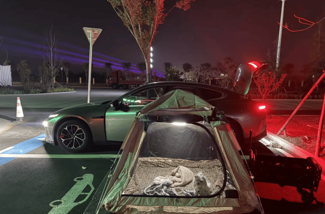 期间年轻人旅行掀起“帐篷过夜”热潮pg电子模拟器不住酒店住帐篷！国庆(图3)